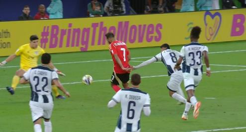 فرصة لا تضيع وعتاب وحديث ثلاثي.. كهربا يهدر هدفا في مباراة الأهلي وباتشوكا (فيديو)